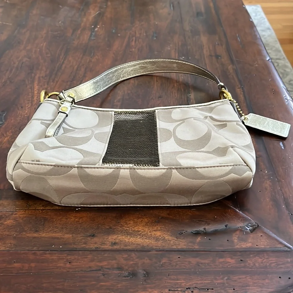 COACH Signature Canvas - Picture 4 of 6